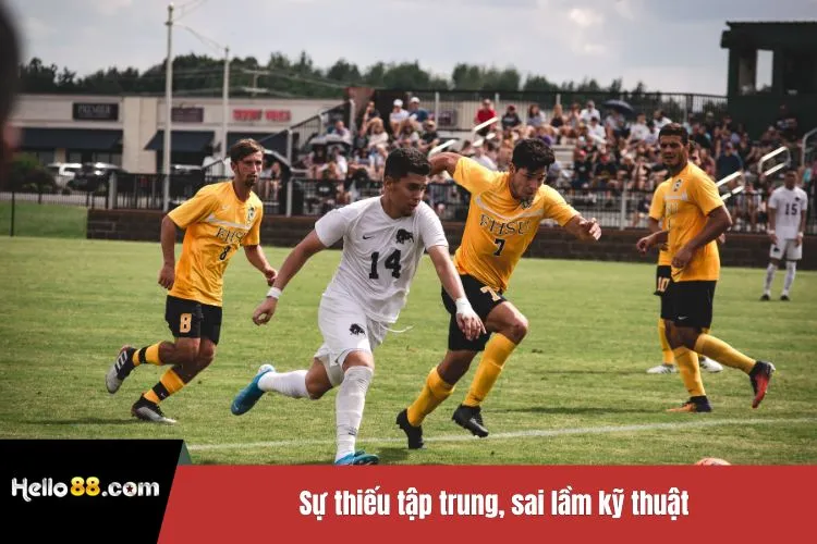 Sự thiếu tập trung, sai lầm kỹ thuật